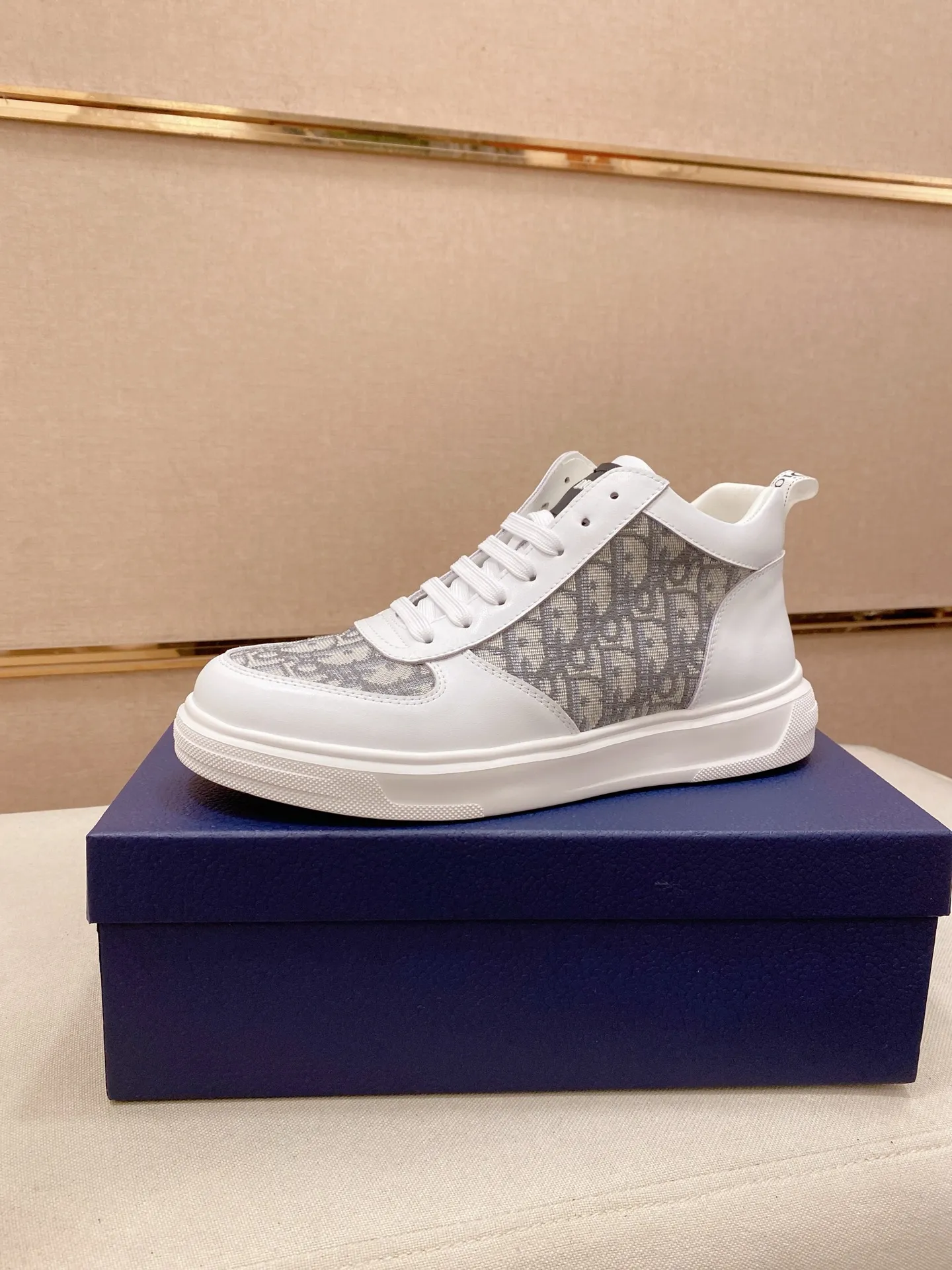Men's shoes💰 440💰🇮🇹🇮🇹Dior d The new high-tops are on sale at the same time at the counter. The uppers are 🇮🇹 Italian imported first-layer cowhide, and the fully imported sheepskin lining is 💪💪. It is a complete 1⃣️ to 1⃣️ replica 🇮🇹💪💪. ⚠Sole: The original sole is specially provided by the original factory. The exclusive movable molded sole is super comfortable. ⚠Original factory follow-up goods, 🔍🔍high quality, you can enter and exit the counter at will, welcome to compare⚠. Code number:38-44